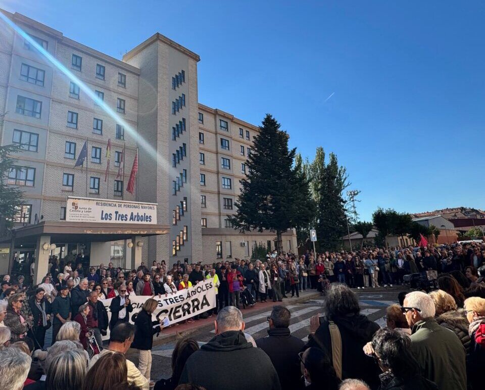 Concentración de personas con pancartas frente a la residencia Los Tres Árboles.