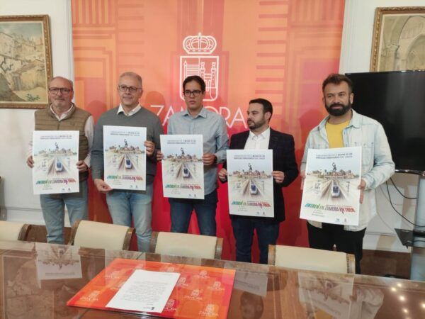 Personas sosteniendo carteles sobre la concentración en Zamora