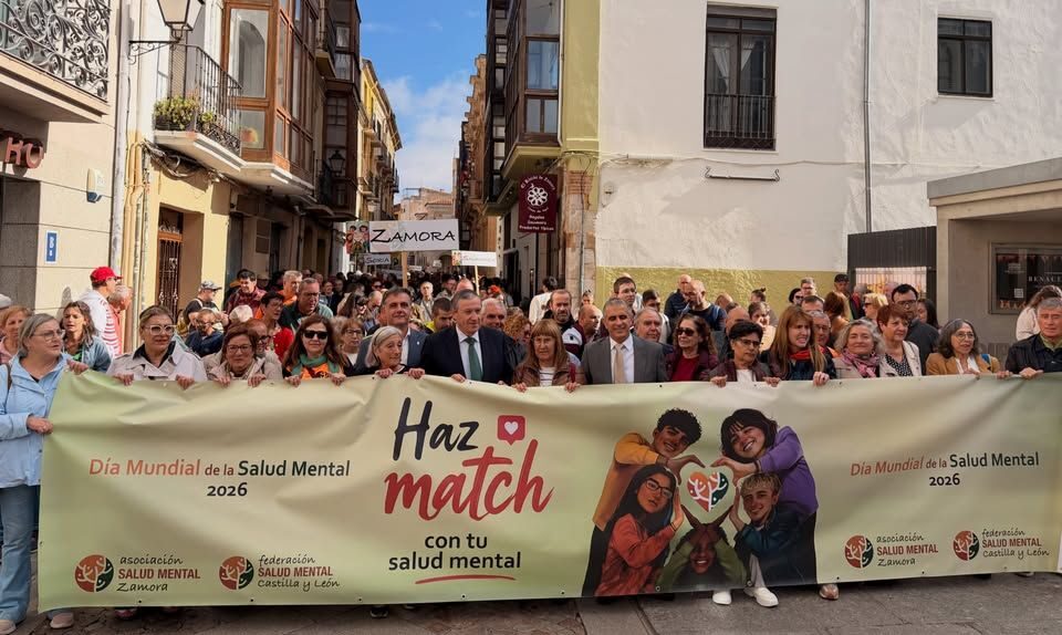 Multitud en la celebración del Día Mundial de la Salud Mental en Zamora