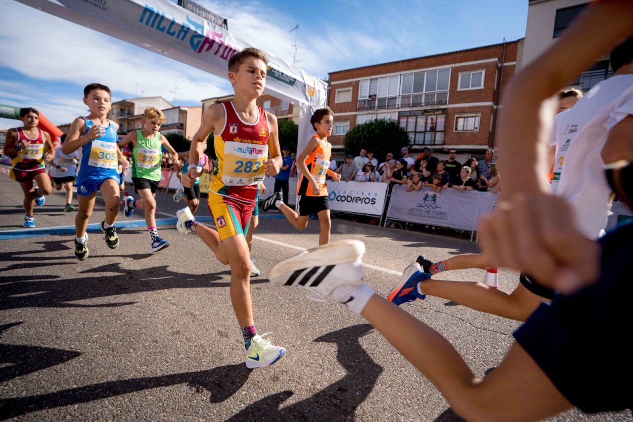 Niños corriendo en una carrera organizada por El Vino Toro Caja Rural