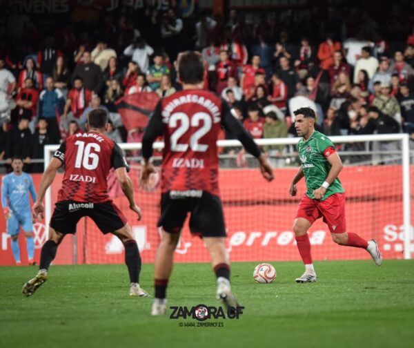 Jugadores del Zamora CF en un partido en Anduva con un empate 1-1