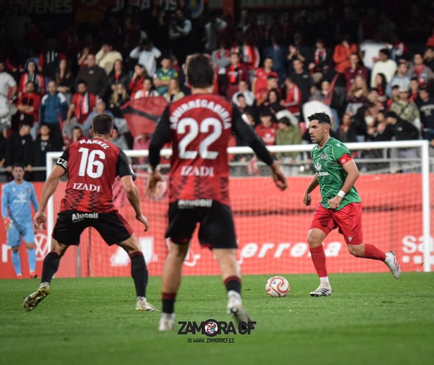 Jugadores del Zamora CF en un partido en Anduva con un empate 1-1