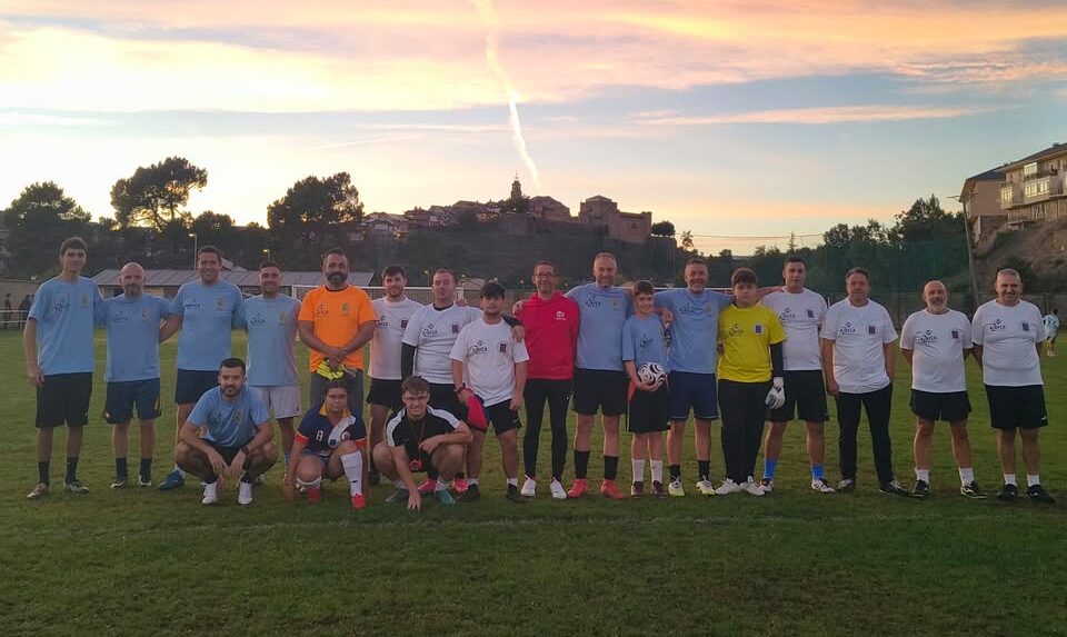 Jugadores de la Guardia Civil y AZAYCA en un partido amistoso en Puebla de Sanabria.