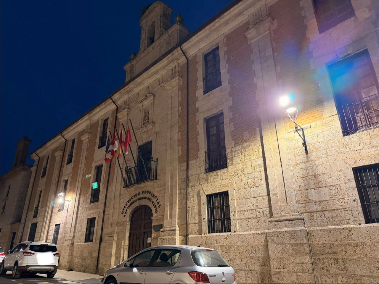 Fachada iluminada de la Diputación Provincial de Zamora durante la noche
