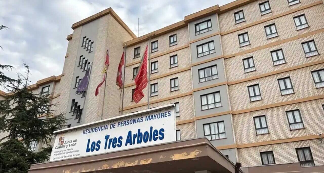 Fachada de la residencia de personas mayores Los Tres Árboles, con varias banderas.