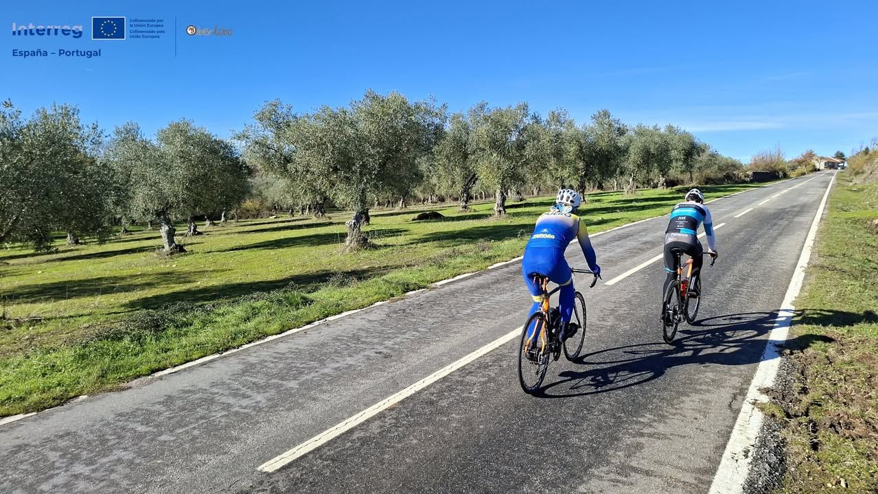 Ciclistas en la ruta cicloturista Iberlobo en Fermoselle