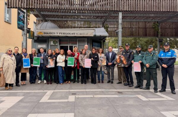 Fotografía de un grupo que sostiene carteles de concienciación sobre el cáncer de mama
