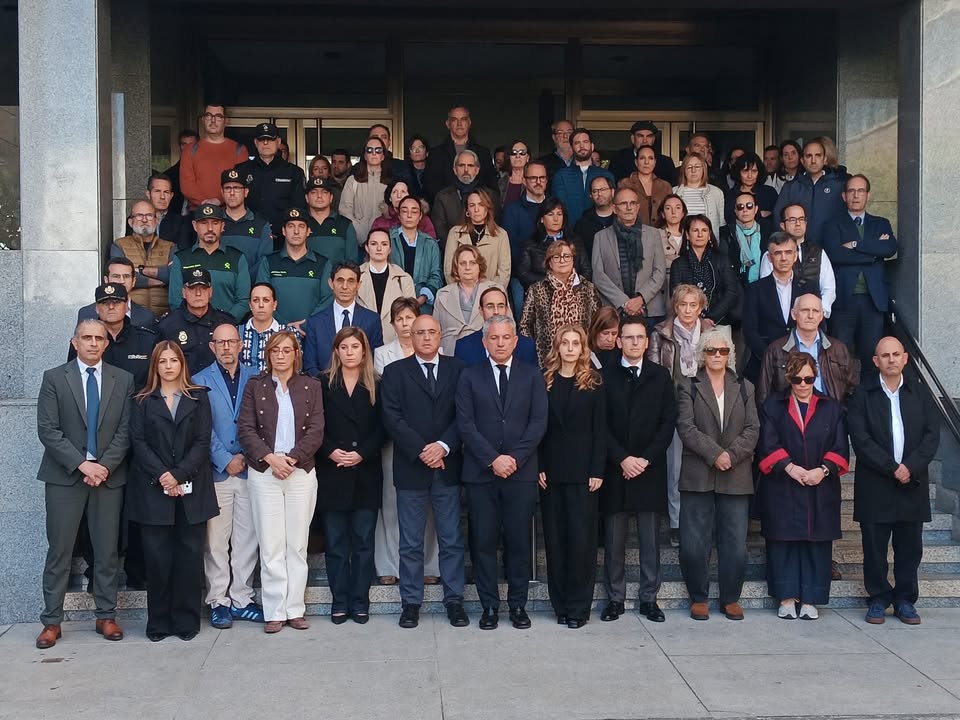 Grupo numeroso posa en varios escalones frente a la entrada de un edificio.
