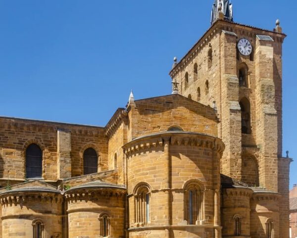 Vista de la iglesia de Santa María del Azogue en Benavente con su torre y ábsides