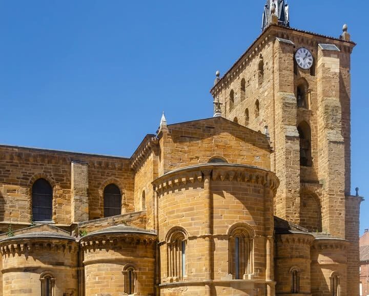 Vista de la iglesia de Santa María del Azogue en Benavente con su torre y ábsides
