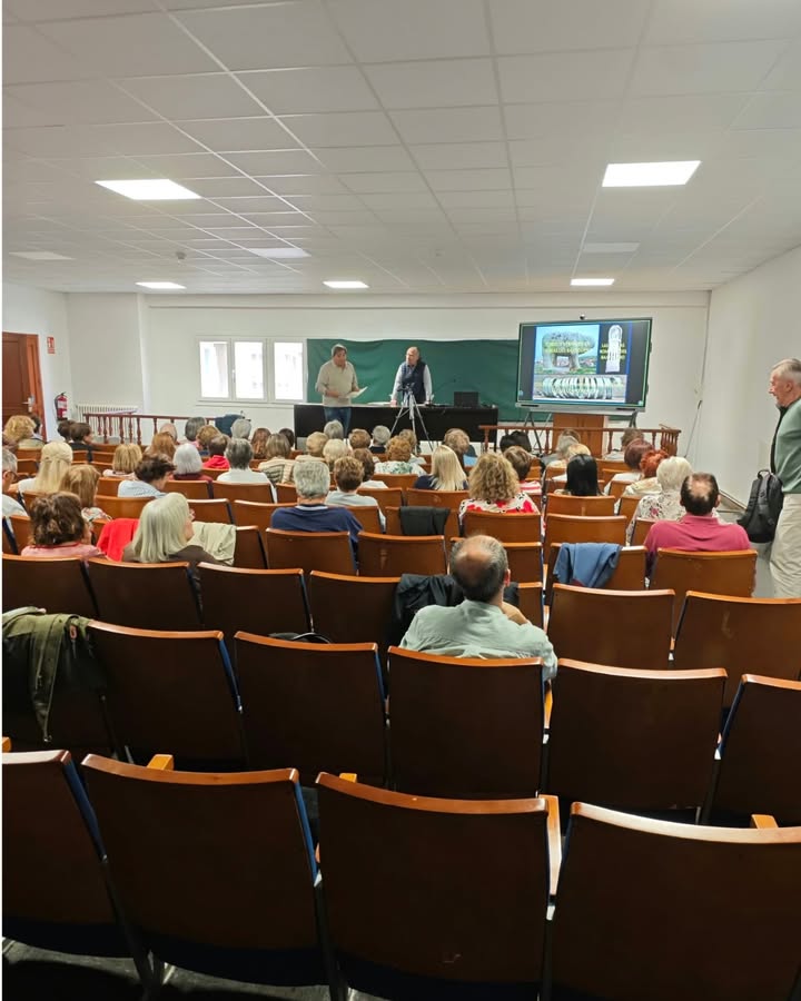 Inauguración del curso 2026-27 de la UNED Senior en Zamora con asistentes en un aula.
