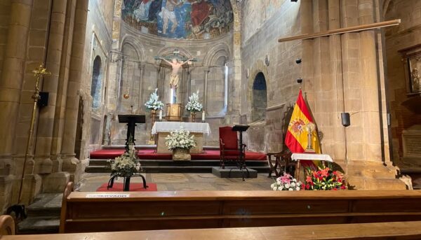 Interior de una iglesia decorada para la celebración del Día de la Fiesta Nacional