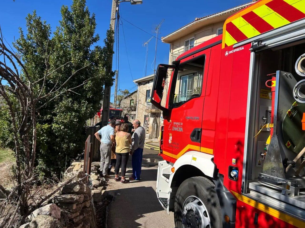 Bomberos interviniendo en un incendio en Carbajosa de Alba