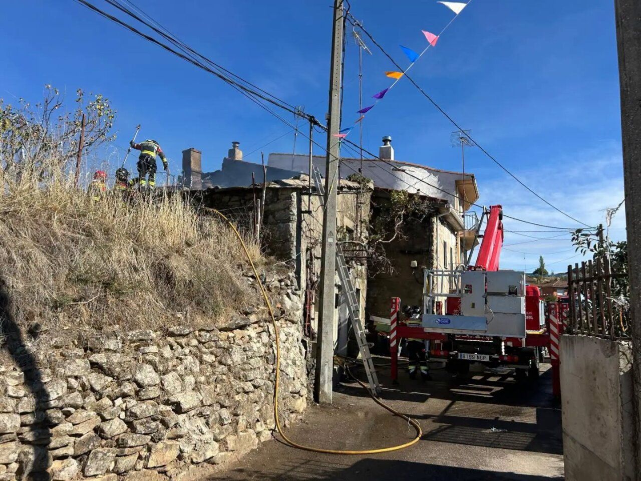Bomberos trabajando en un incendio en Carbajosa de Alba