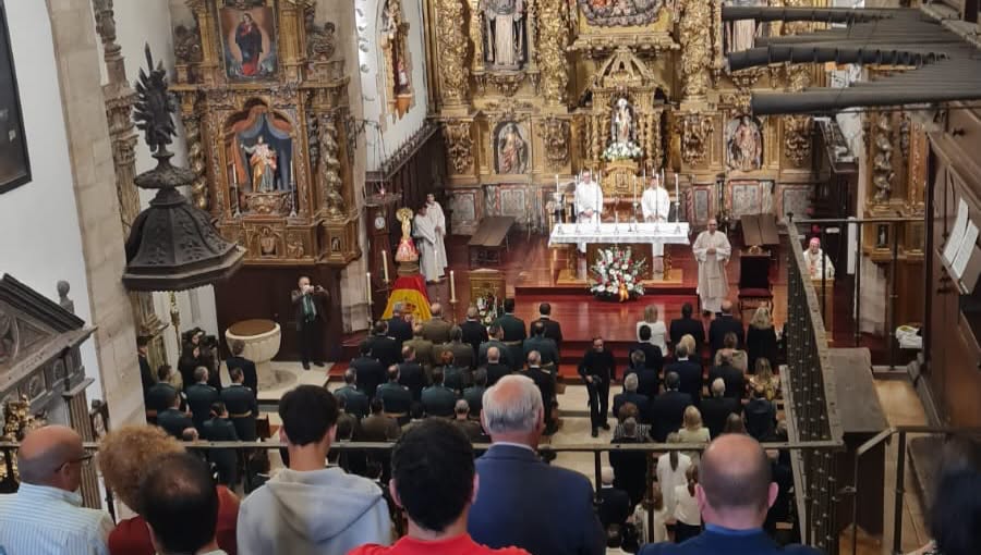 Ceremonia del Día del Pilar en la iglesia de Santorcato con asistentes