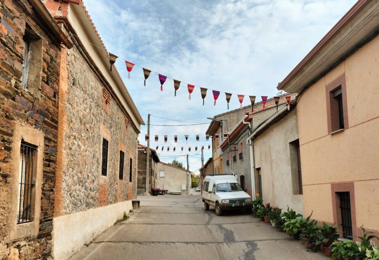 Calle de Losacino decorada con banderines de ganchillo para las fiestas