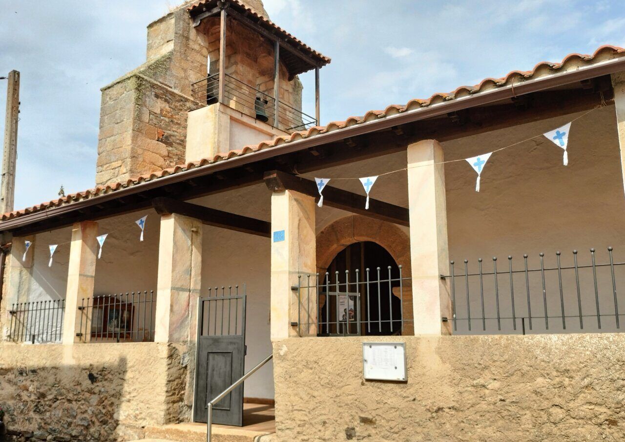 Casa decorada con banderines de ganchillo en Losacino