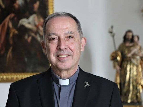 Retrato del obispo de Zamora, Fernando Valera, en un entorno religioso.