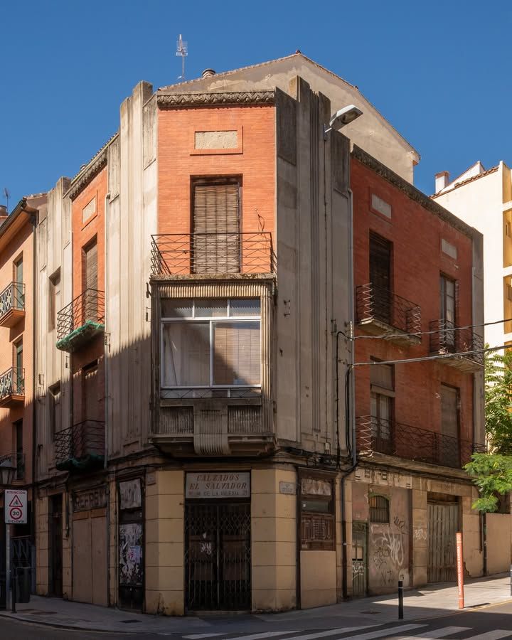 Edificio art decó en la calle San Pablo, Zamora, con mirador y balcones.