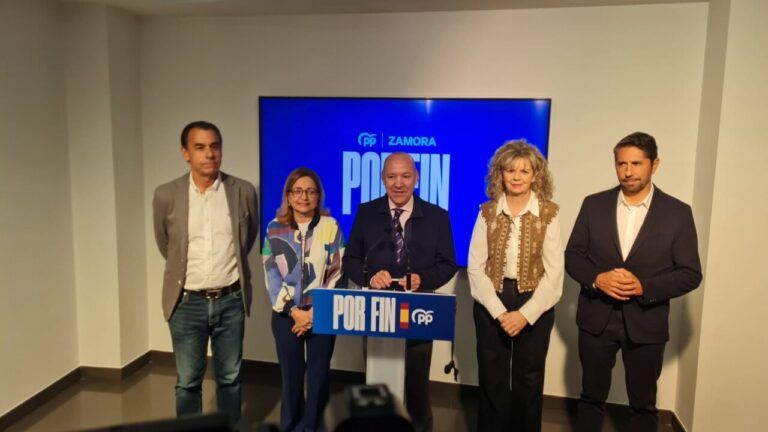 Cinco personas junto a un atril del PP de Zamora en una sala