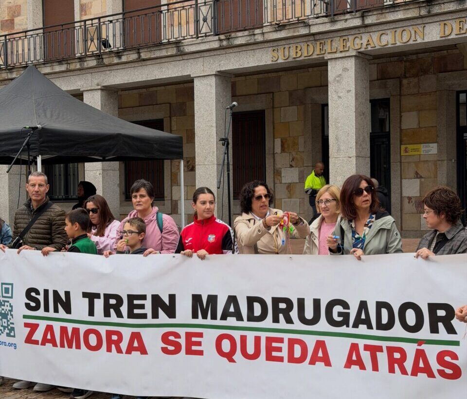 Fotografía de varias personas sosteniendo una pancarta reivindicativa frente a un edificio público.