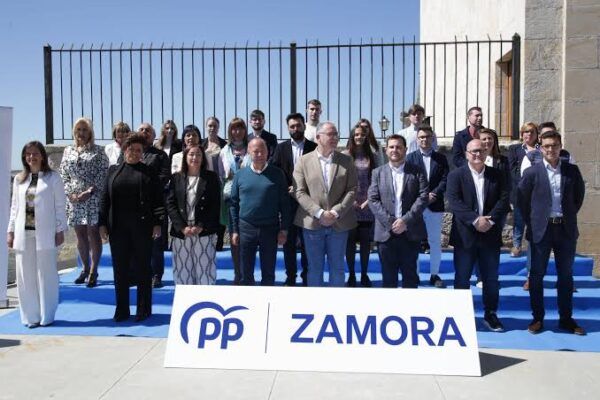 Miembros del Partido Popular de Zamora en reunión al aire libre