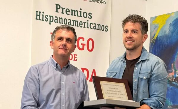 Dos hombres sosteniendo un premio en la ceremonia de los Premios Diego de Losada 2026