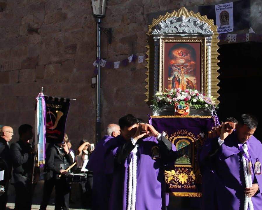 Participantes en la procesión del Señor de los Milagros en Zamora