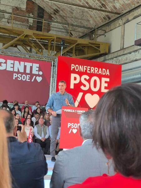 Evento del PSOE en Benavente con representantes y ciudadanos presentes