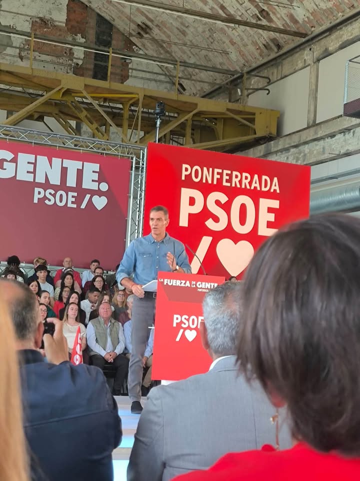 Evento del PSOE en Benavente con representantes y ciudadanos presentes