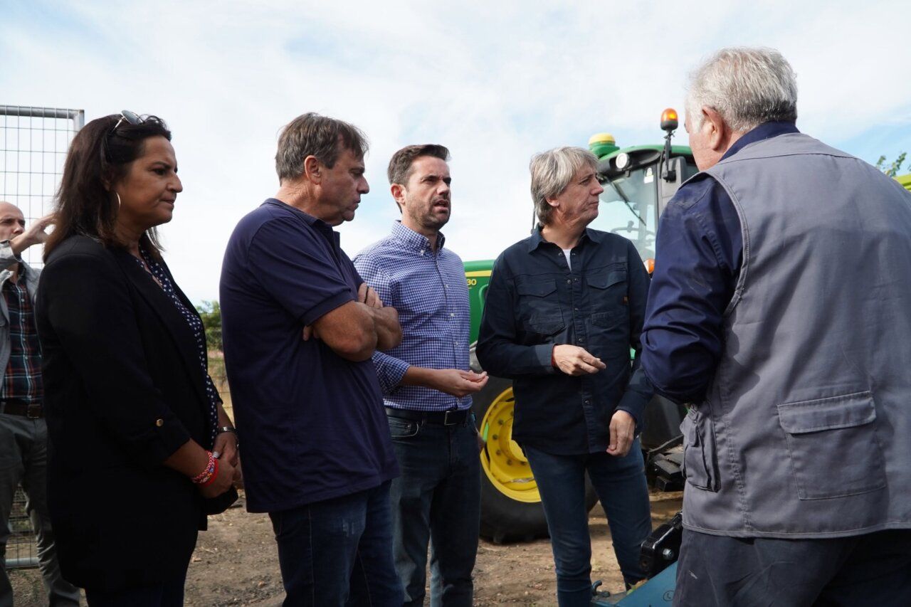 Visita del PSOE a San Miguel de la Ribera con agricultores y tractor