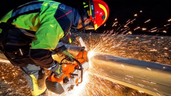 Bombero realizando un rescate nocturno con chispas industriales en Rionegro del Puente.