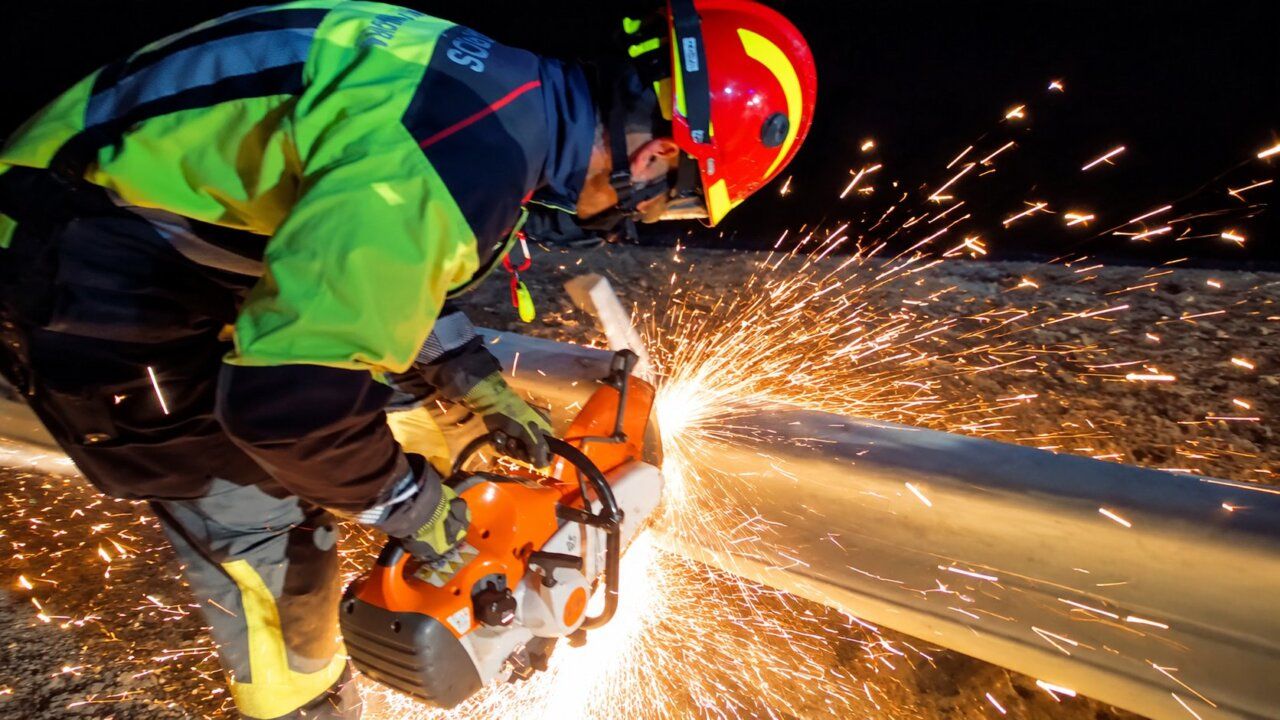Bombero realizando un rescate nocturno con chispas industriales en Rionegro del Puente.