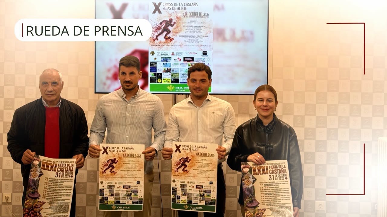 Cuatro personas sostienen carteles del Cross de la Castaña en una rueda de prensa.