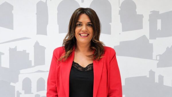 Sandra Veleda, portavoz socialista en la Diputación de Zamora, sonriendo