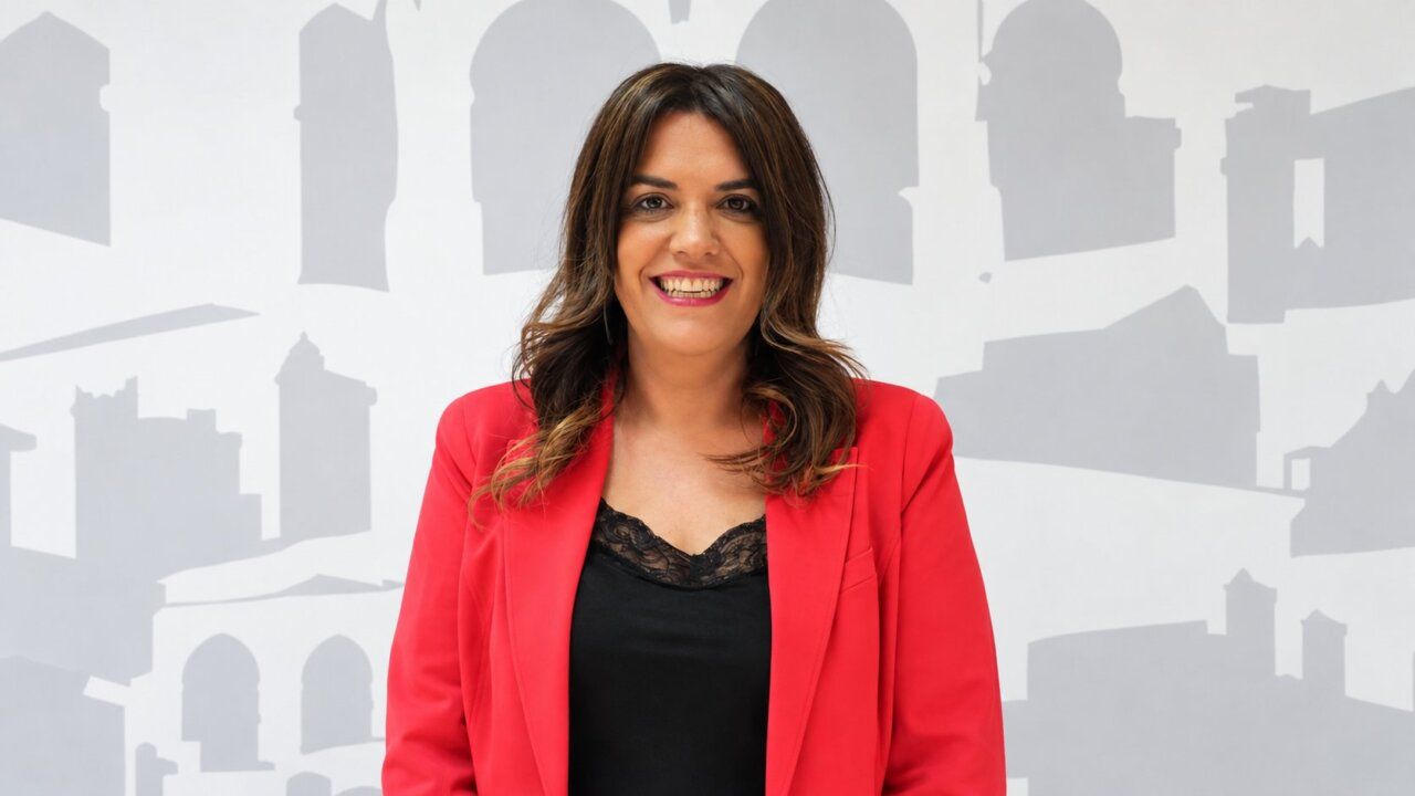 Sandra Veleda, portavoz socialista en la Diputación de Zamora, sonriendo