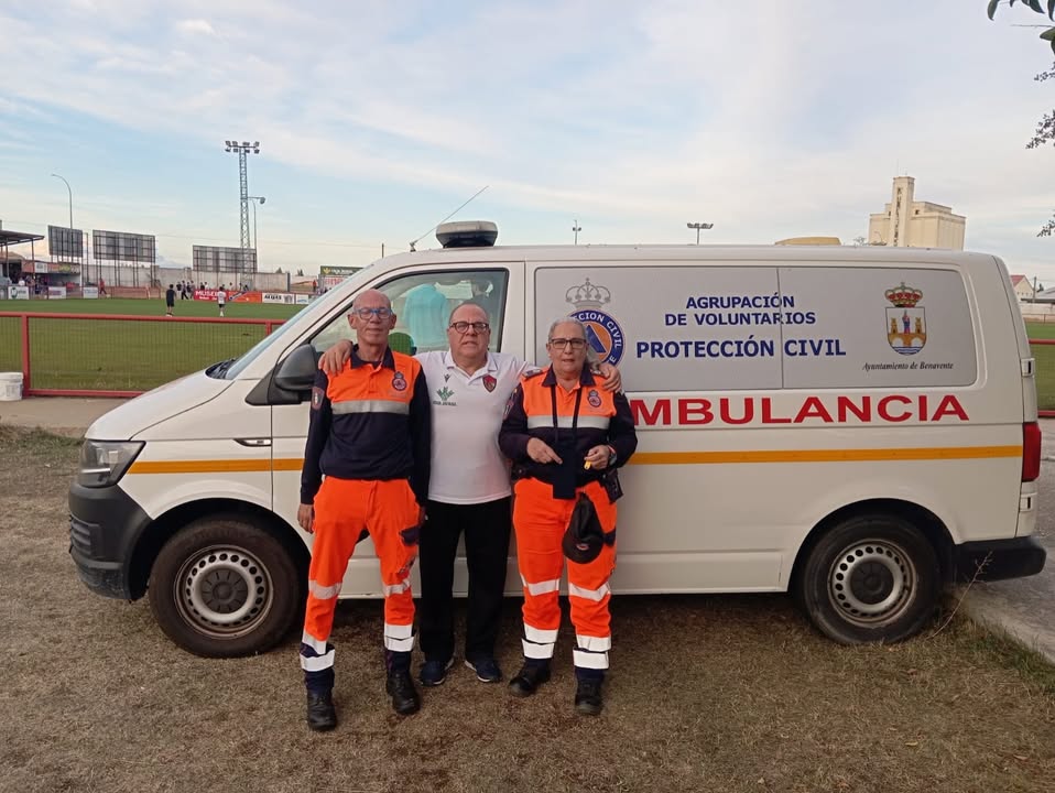 Miembros de Protección Civil junto a una ambulancia en un evento deportivo