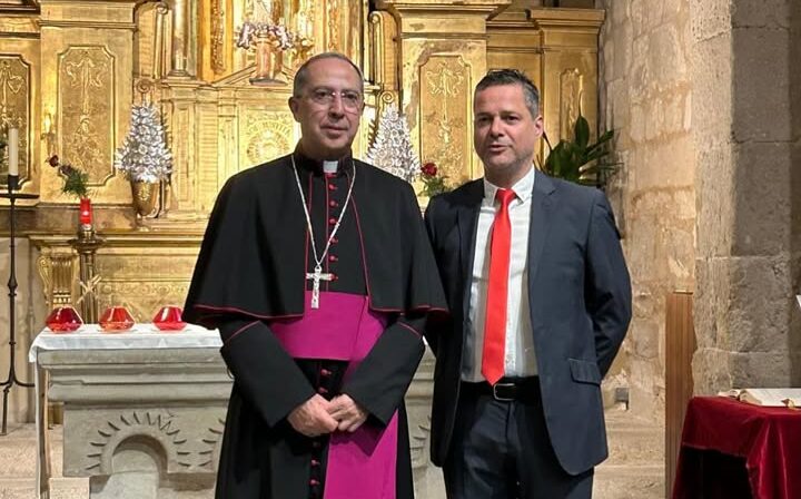 El obispo Fernando Valera y Jesús Javier Leal en la iglesia de Santiago del Burgo
