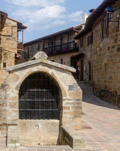 Fuente de piedra en una calle empedrada de Villardeciervos