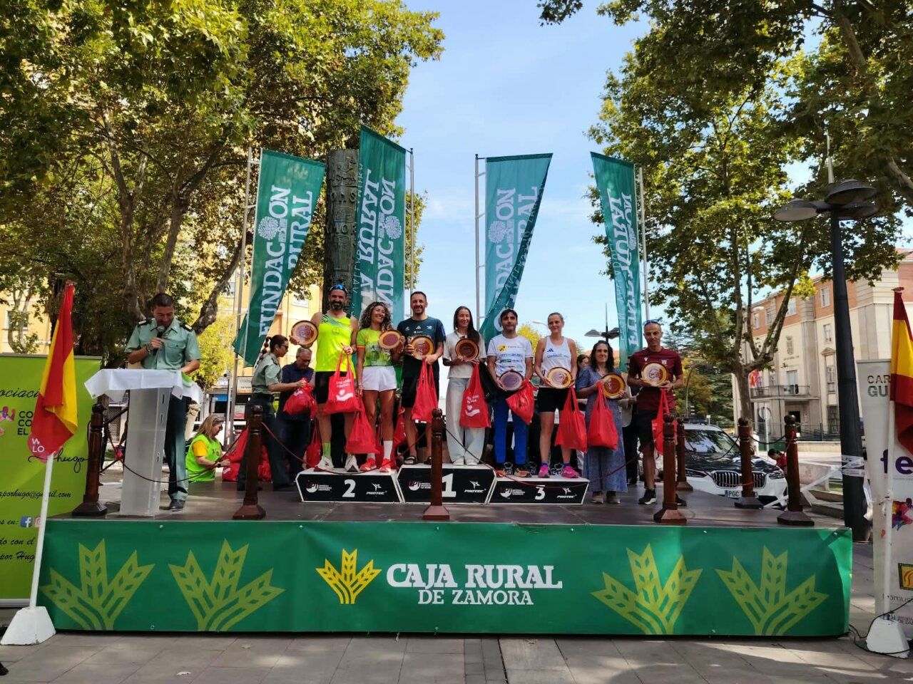 Premiación de corredores en el evento Vino Toro Caja Rural