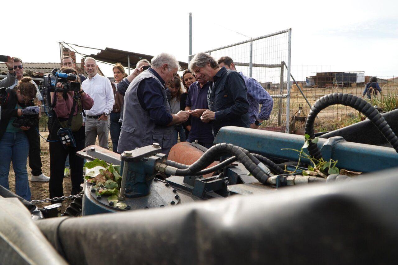 Miembros del PSOE visitan San Miguel de la Ribera para apoyar al sector agrario