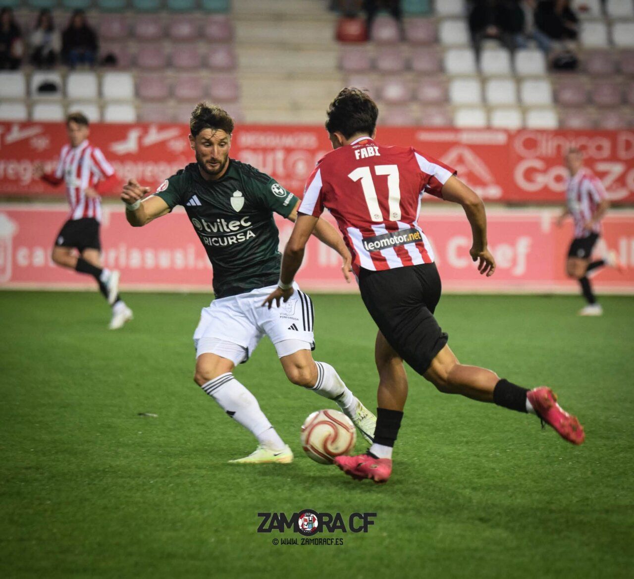 Dos futbolistas disputan el balón durante el partido entre Zamora CF y Ponferradina.