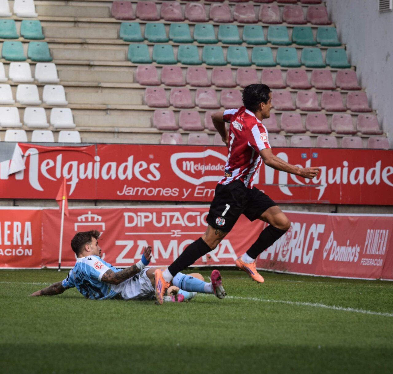 Jugador del Zamora CF celebra victoria contra el CD Coria en el campo.
